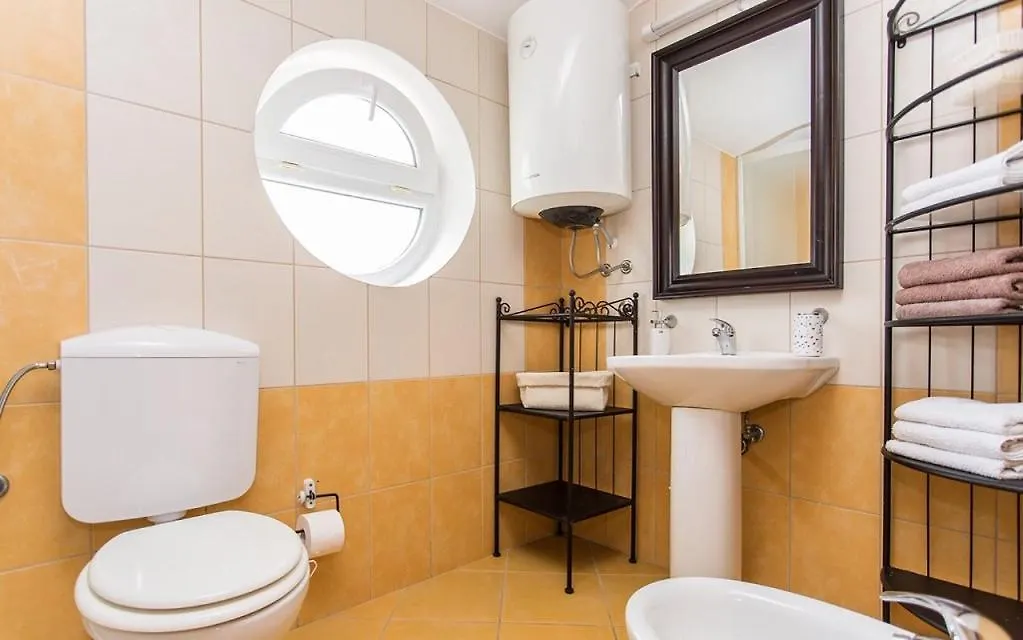 Apartment Lara With Balcony Baska