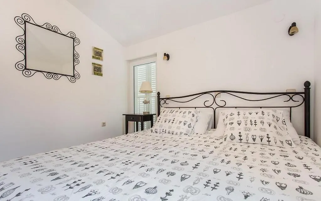 Apartment Lara With Balcony Baska  0*, Baska (Krk) Croatia