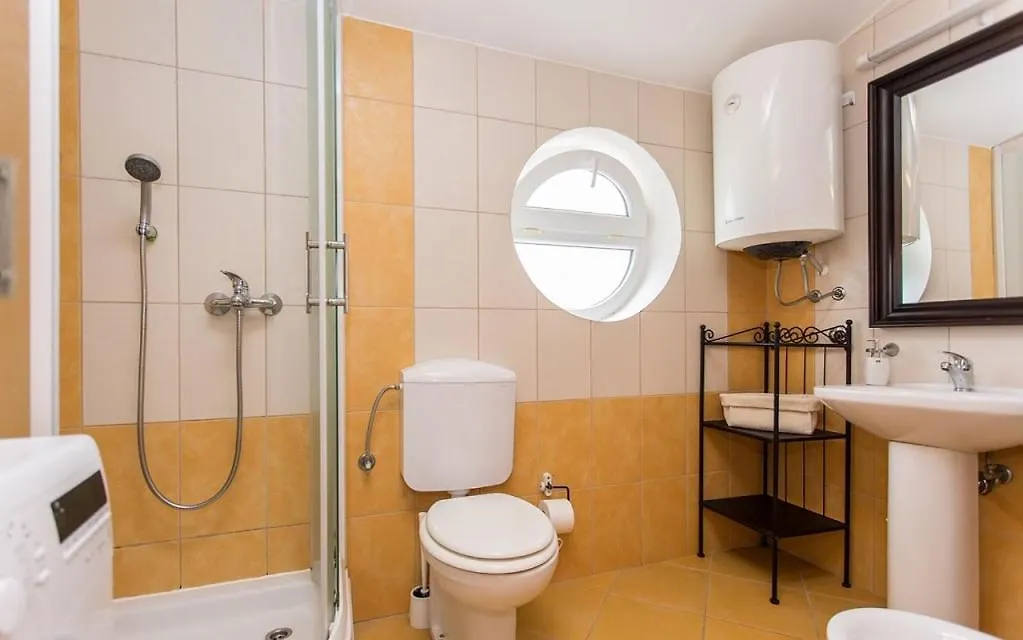 Apartment Lara With Balcony Baska