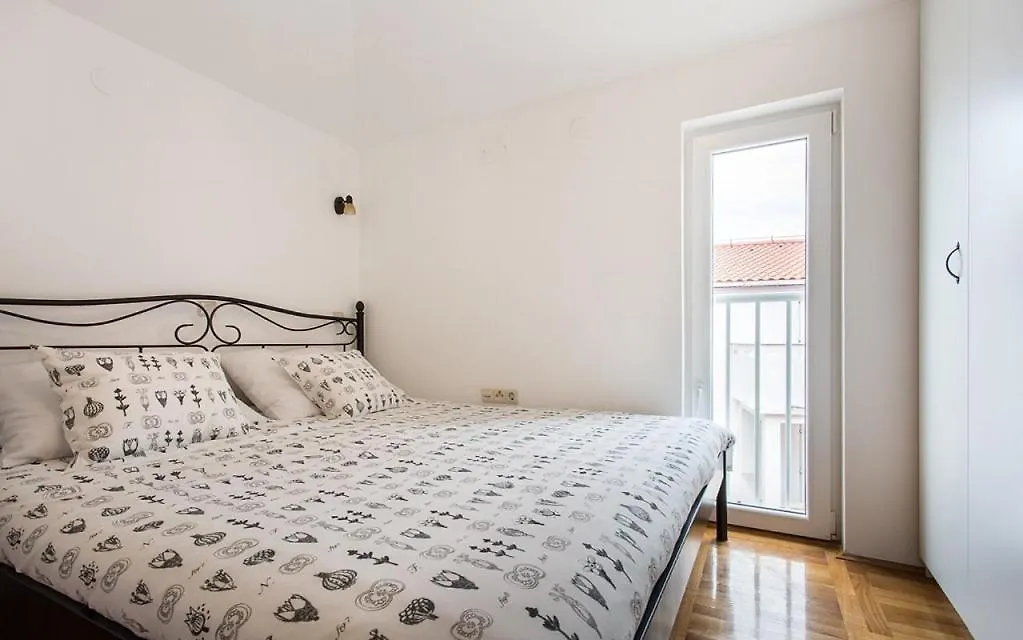 Apartment Lara With Balcony Baska  Croatia