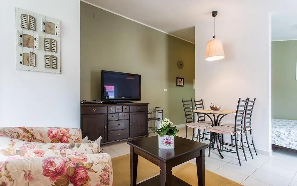 Apartment Lara With Balcony Baska